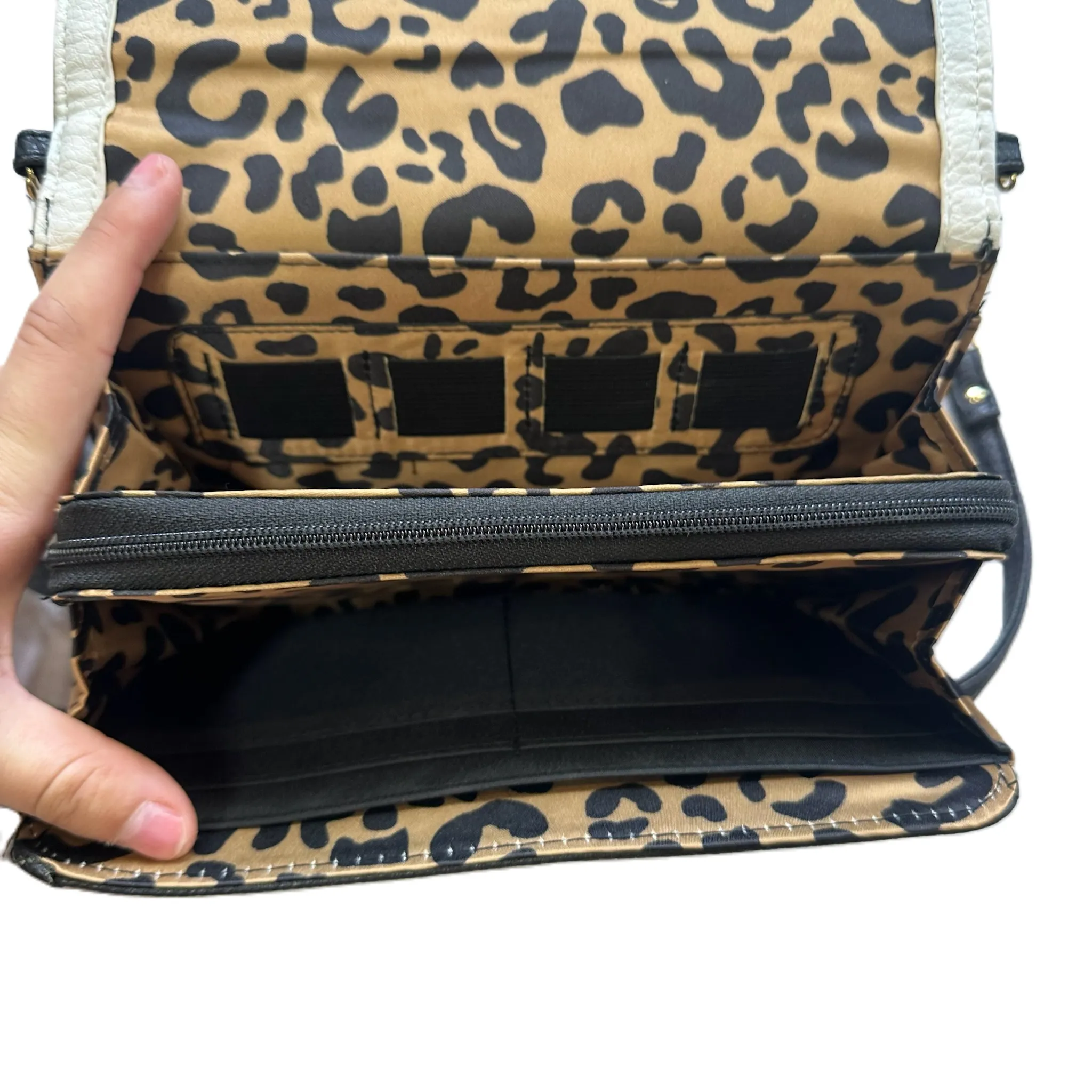 Crossbody By Clothes Mentor, Size: Medium